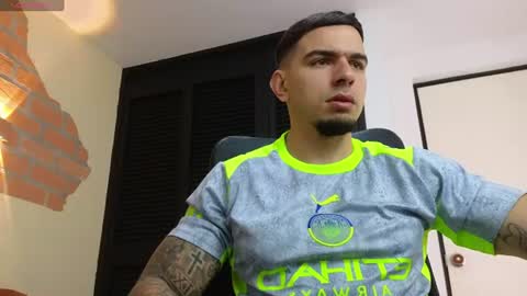 josh_miller01 online show from June 18, 1:27 pm