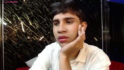joshua_saenz_ online show from May 17, 11:45 pm