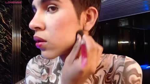 joshua_saenz_ online show from May 1, 1:43 am