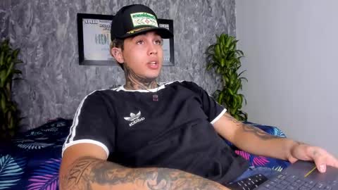 Snapshot of juan_alvarez18 chatting on February 18, 4:15 am juan_alvarez18 online show from February 18, 4:15 am