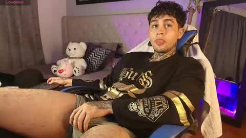 juan_alvarez18 online show from March 4, 3:02 am