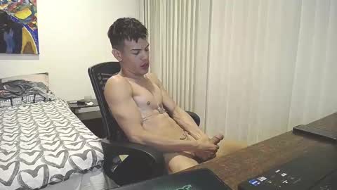 Snapshot of juicy_boy22 chatting on February 7, 2:51 am Miguel online show from February 7, 2:51 am