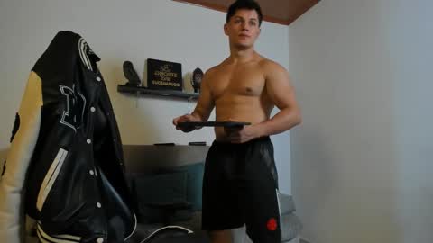 julian_wallace online show from October 18, 6:35 pm