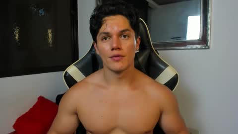 julian_wallace online show from February 4, 11:00 pm