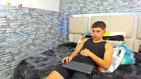 Snapshot of julian_wolf18 chatting on September 29, 2:13 pm julian online show from September 29, 2:13 pm