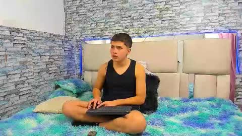 Snapshot of julian_wolf18 chatting on October 9, 2:22 pm julian online show from October 9, 2:22 pm