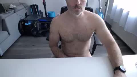 Snapshot of julienneedyou chatting on October 6, 9:03 am julienneedyou online show from October 6, 9:03 am