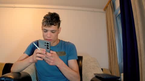 Snapshot of just_alexx12 chatting on February 4, 7:40 am just_alexx12 online show from February 4, 7:40 am