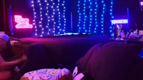 Eetantungfuk Mias online show from March 6, 4:41 am