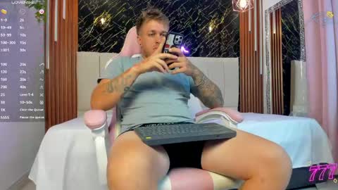 keane_lee_ online show from April 22, 12:54 pm