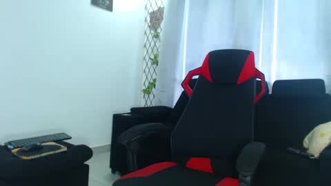 Snapshot of kerlinn2711 chatting on December 7, 6:15 pm dany wolf002 online show from December 7, 6:15 pm