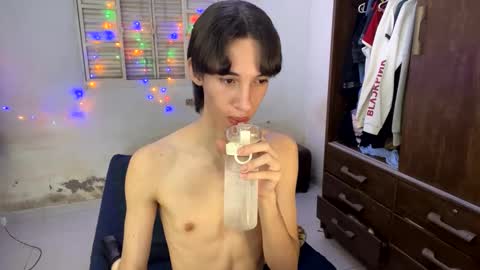 Snapshot of kiantwink chatting on January 23, 6:17 am kiantwink online show from January 23, 6:17 am