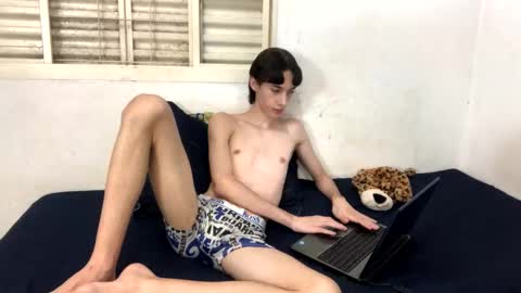 Snapshot of kiantwink chatting on December 5, 8:23 pm kiantwink online show from December 5, 8:23 pm
