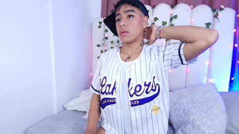 Snapshot of king_azahell chatting on December 28, 1:50 am king help me reach 100 likes online show from December 28, 1:50 am