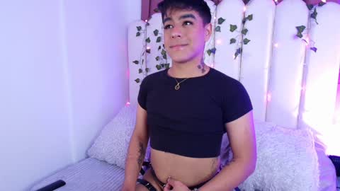 Snapshot of king_azahell chatting on December 27, 1:53 am king help me reach 100 likes online show from December 27, 1:53 am