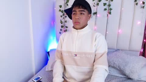 Snapshot of king_azahell chatting on January 4, 2:56 am king help me reach 100 likes online show from January 4, 2:56 am