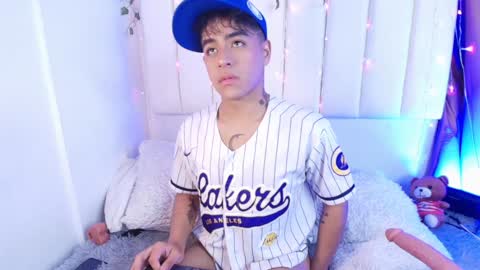 Snapshot of king_azahell chatting on January 17, 3:34 am king help me reach 100 likes online show from January 17, 3:34 am