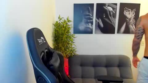 Snapshot of king_of_kings__ chatting on February 23, 1:31 am king_of_kings__ online show from February 23, 1:31 am