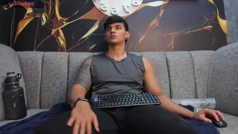 kravenn_ online show from February 14, 8:26 pm