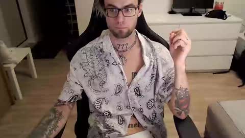 Snapshot of kyle_alternative chatting on December 15, 5:02 am Kyle online show from December 15, 5:02 am