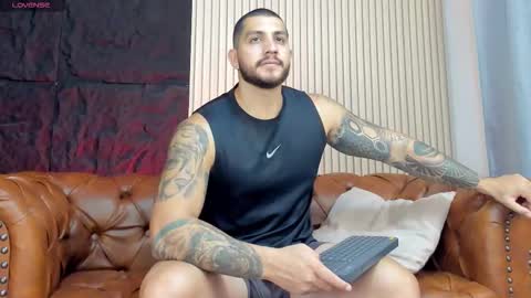 kylenorth_ online show from November 10, 3:50 pm