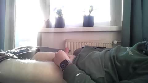 lari310580 online show from December 16, 9:05 am