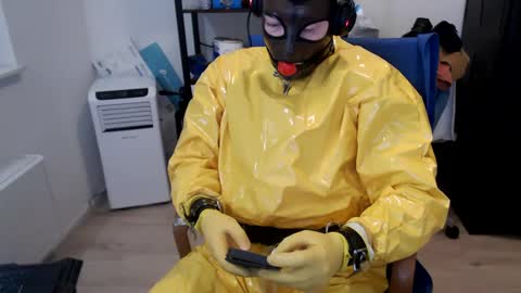 Snapshot of latexslaafboy2 chatting on December 9, 7:28 am latexslaafboy online show from December 9, 7:28 am