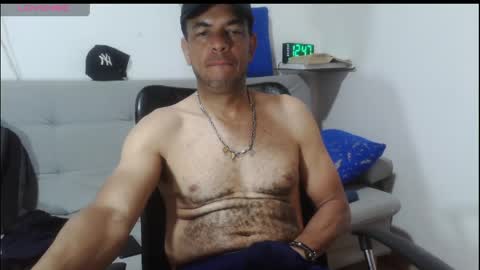 latinmartin254 online show from April 12, 5:47 pm