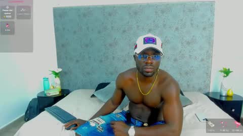 Snapshot of latrellx7 chatting on February 24, 11:43 am LEANDRO online show from February 24, 11:43 am