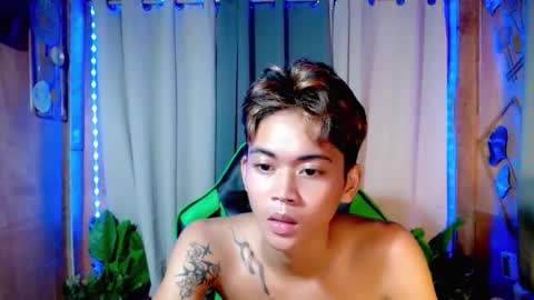 leemoreno18 online show from November 15, 3:03 pm