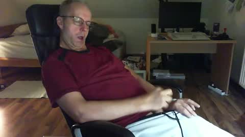Snapshot of lefti27 chatting on December 11, 11:10 pm Dave online show from December 11, 11:10 pm