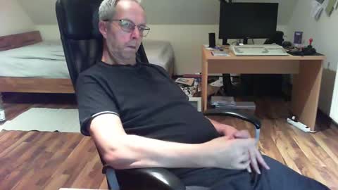 Snapshot of lefti27 chatting on December 3, 4:28 pm Dave online show from December 3, 4:28 pm