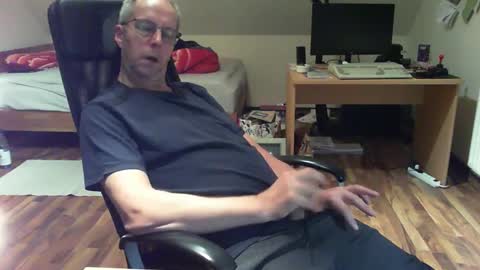 Snapshot of lefti27 chatting on December 22, 11:42 pm Dave online show from December 22, 11:42 pm