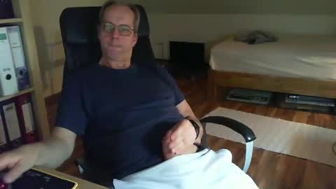 Snapshot of lefti27 chatting on March 4, 12:18 am Dave online show from March 4, 12:18 am