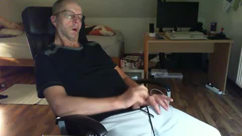 Snapshot of lefti27 chatting on December 9, 10:48 pm Dave online show from December 9, 10:48 pm