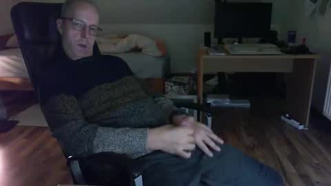 Snapshot of lefti27 chatting on December 6, 11:03 pm Dave online show from December 6, 11:03 pm