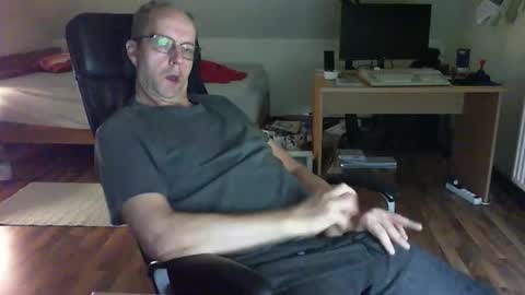 Snapshot of lefti27 chatting on December 22, 12:39 am Dave online show from December 22, 12:39 am