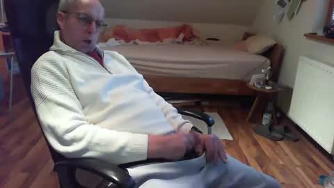 Snapshot of lefti27 chatting on February 16, 4:21 pm Dave online show from February 16, 4:21 pm