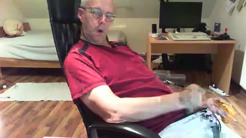 Snapshot of lefti27 chatting on December 8, 12:18 am Dave online show from December 8, 12:18 am