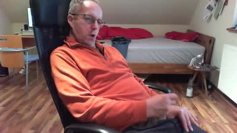 Snapshot of lefti27 chatting on December 29, 12:23 pm Dave online show from December 29, 12:23 pm