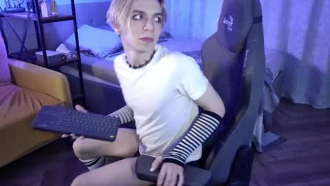 Snapshot of leon_yuugen chatting on January 18, 2:23 pm Leon online show from January 18, 2:23 pm