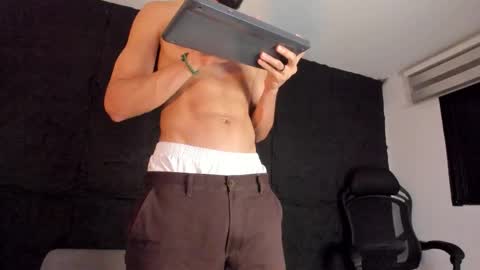 Snapshot of leonardgrant_ chatting on October 21, 1:09 am Leonard online show from October 21, 1:09 am