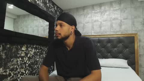 Snapshot of leonardgrant_ chatting on February 11, 4:01 am Leonard online show from February 11, 4:01 am