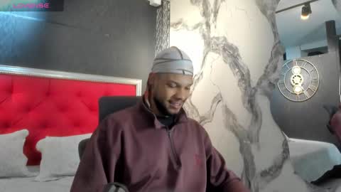 Snapshot of leonardgrant_ chatting on February 19, 4:34 am Leonard online show from February 19, 4:34 am