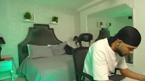 Snapshot of leonardgrant_ chatting on February 24, 10:14 pm Leonard online show from February 24, 10:14 pm