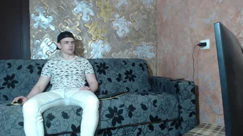Snapshot of leoroman chatting on December 24, 10:01 am leoroman online show from December 24, 10:01 am