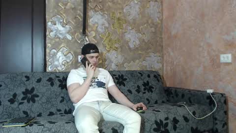 Snapshot of leoroman chatting on February 22, 8:29 am leoroman online show from February 22, 8:29 am
