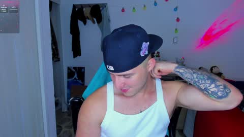 Snapshot of liam_oficial chatting on January 25, 3:30 am liam online show from January 25, 3:30 am
