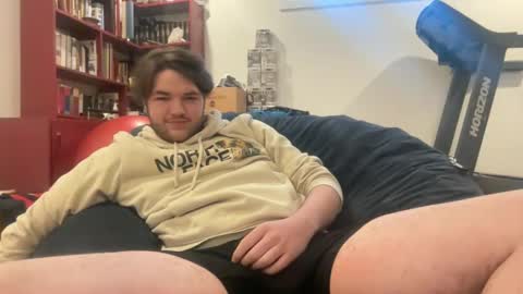 Snapshot of little_boi2much chatting on December 15, 7:21 pm little_boi2much online show from December 15, 7:21 pm