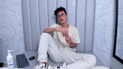 MAX online show from November 19, 8:52 pm